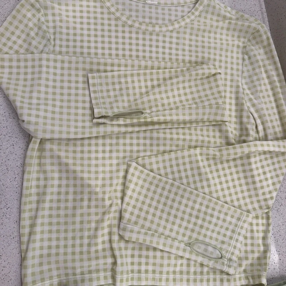 ALO Yoga women’s Athletic set in Light Green Gingham